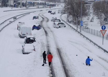 Vehículos atascados en la Carretera de Colmenar (Madrid), durante el temporal Filomena en enero.
