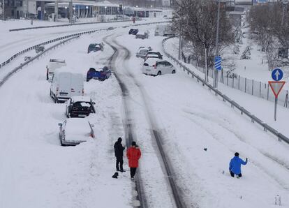 Vehículos atascados en la Carretera de Colmenar (Madrid), durante el temporal Filomena en enero. 