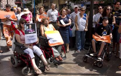Participantes en una protesta de la Plataforma en Defensa de la Ley de Dependencia, en Alicante.