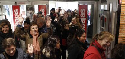 Cientos de personas han acudido esta ma&ntilde;ana a hacer sus compras en el primer d&iacute;a de las rebajas de invierno. 