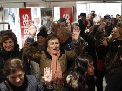 Cientos de personas han acudido esta ma&ntilde;ana a hacer sus compras en el primer d&iacute;a de las rebajas de invierno. 