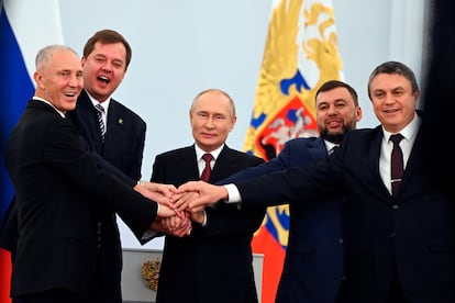 Vladimir Saldo (Jersón), Yevgeny Balitsky (Zaporiyia), Vladímir Putin, Denis Pushilin (Donest) y  Leonid Pasechnik (Luhansk), en la firma de los tratados de anexión entre Rusia y varias autodenominadas repúblicas indepedientes de Ucrania en las que se han celebrado polémicos referendos para incorporarse a Rusia en medio de la guerra de Ucrania, el 30 de septiembre de 2022.