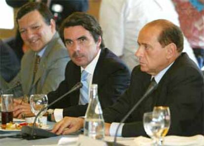 José María Aznar, en el centro, junto al italiano Silvio Berlusconi y el portugués Durao Barroso, en la reunión del PPE.