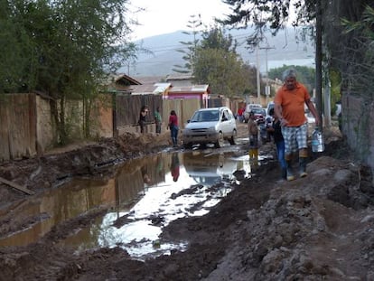 Más de dos semanas después de las inundaciones, algunos vecinos de Copiapó todavía no han logrado sacar el barro de las calles.