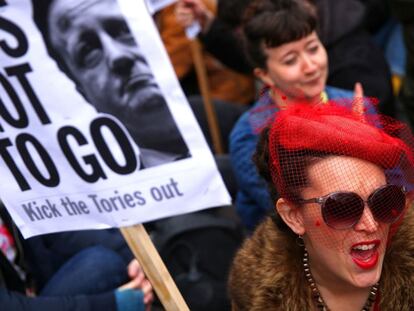 Unos manifestantes piden la dimisi&oacute;n de Cameron.