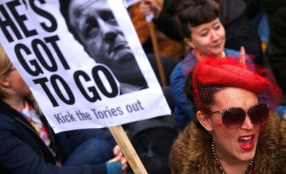 Unos manifestantes piden la dimisión de Cameron.
