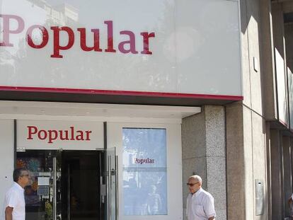 Fachada de una oficina de Banco Popular antes de pasar a manos de Banco Santander