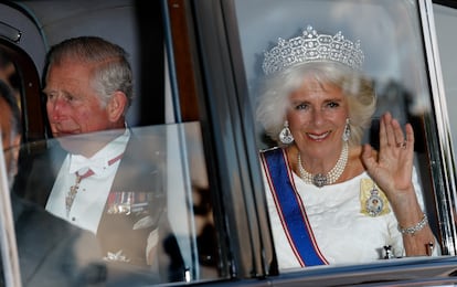 Carlos y Camila, vestidos de gala para la cena de Estado en el palacio de Buckingham celebrada en honor de la visita de los reyes Felipe y Letizia a Londres, el 12 de julio de 2017.