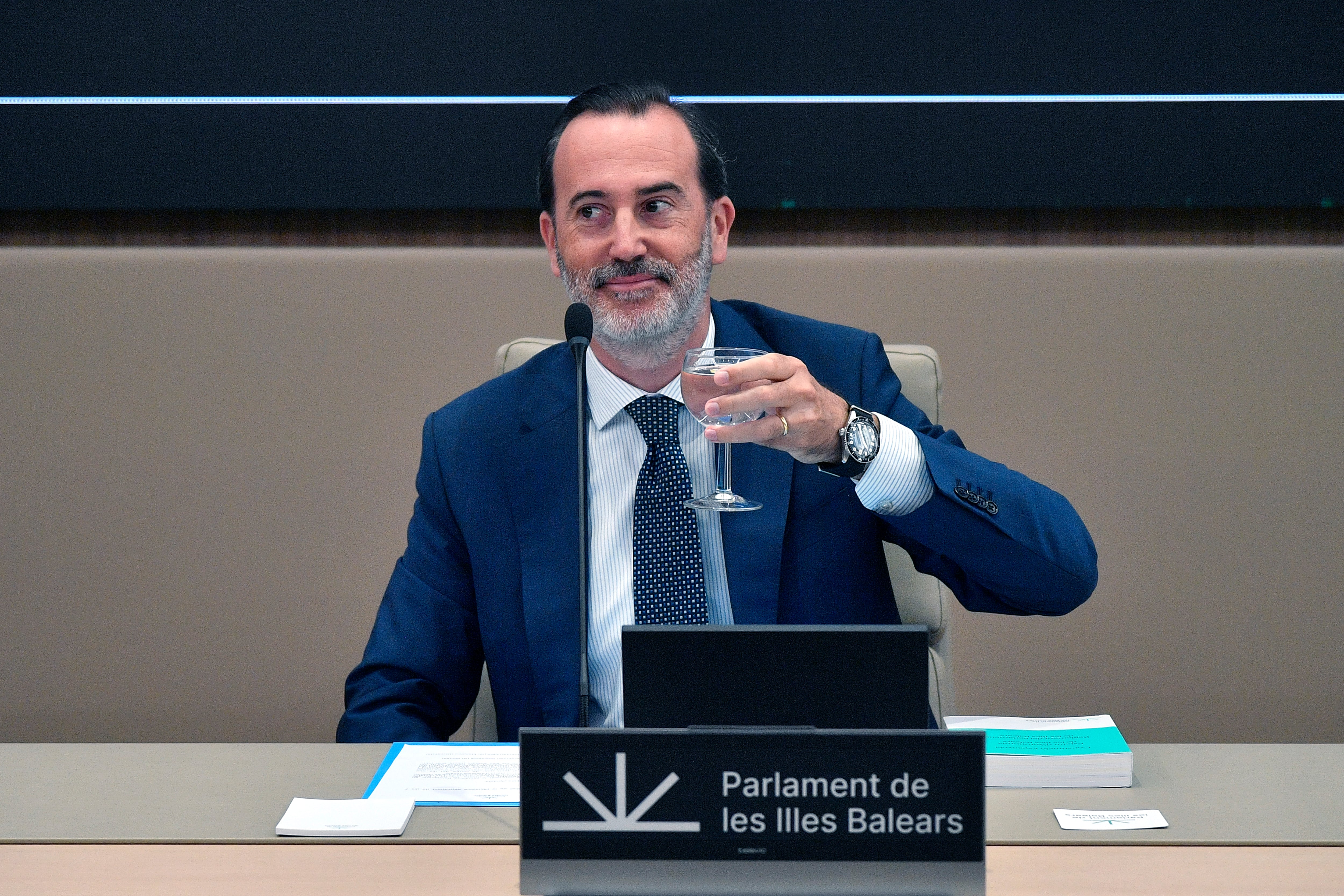 Un juez imputa al presidente del Parlamento de Baleares, de Vox, por rasgar la foto de una represaliada del franquismo 