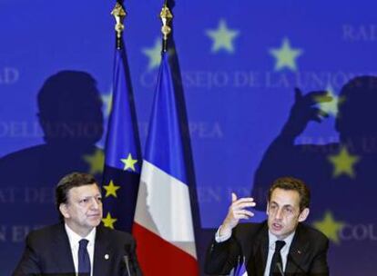 Los presidentes de la Comisión Europea, José Manuel Durão Barroso, y de Francia, Nicolas Sarkozy, ayer en Bruselas.