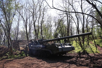 Batería de obús 2S7 Pion soviética de la 43 Brigada del ejército de Ucrania que lanza munición estadounidense hacia posiciones rusas en el frente de Prokrovsk.