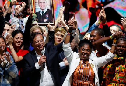 El presidente electo Gustavo Petro celebra junto a la vicepresidenta Francia Márquez la victoria de las elecciones el pasado domingo.
