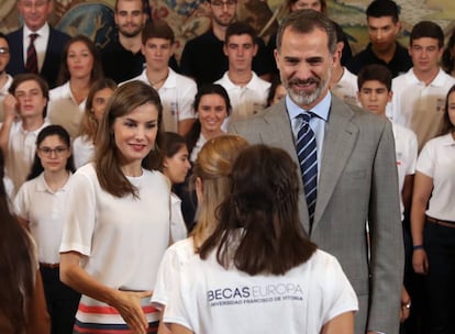 Los Reyes, con los participantes en el programa Becas Europa.