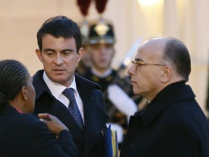 Premiê francês, Manuel Valls, conversa com ministros.