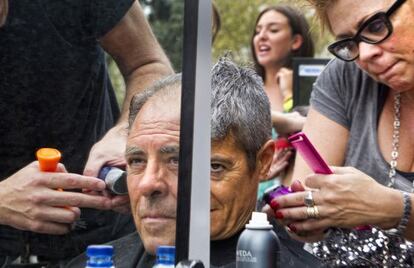 Un hombre y una mujer se cortan el pelo en la peluquería solidaria en plaza de Catalunya