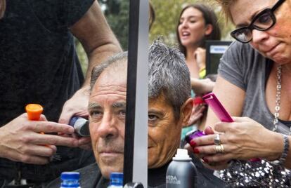 Un hombre y una mujer se cortan el pelo en la peluquer&iacute;a solidaria en plaza de Catalunya