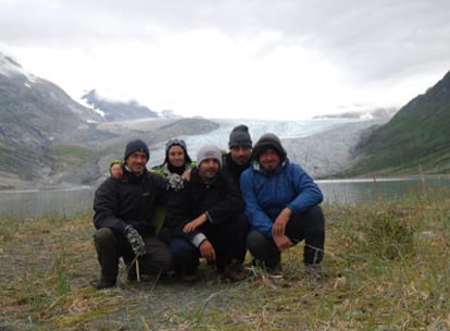 La autora de la carta, Diana Pozuelo (primera por la derecha), con sus compañeros de viaje frente al glaciar Reid, en Alaska (EE UU).