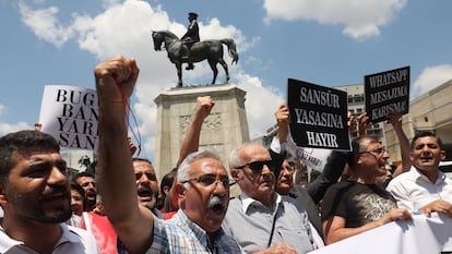 Periodistas turcos se manifiestan contra una nueva propuesta de ley que los sindicatos y la oposición cree que facilitará la censura el pasado 22 de junio en Ankara.