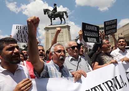 Periodistas turcos se manifiestan contra una nueva propuesta de ley que los sindicatos y la oposición cree que facilitará la censura el pasado 22 de junio en Ankara.