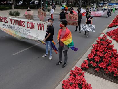 Miembros de la organización VIHVE Libre marchan en Paseo de la Reforma, en Ciudad de México, con motivo del Día Mundial de la Lucha contra el SIDA.