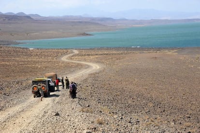 2012, Lago Turkana, Kenia. Estudio de mercado para la selección de modalidades de distribución de alimentos a la población vulnerable. En cualquier tipo de evaluación es fundamental comprender la situación de las poblaciones más vulnerables y remotas, lo que suele requerir viajar a lugares lejanos y de difícil acceso. En la foto, los compañeros celebrando la llegada al lago Turkana después de atravesar el desierto de Chalbi en el norte de Kenia. El lago es tan grande que me tuve que alejar unos metros para intentar lograr una panorámica... De regreso, nos contaron que no son raros los casos de conductores que se pierden durante días en el desierto de Chalbi. Esto no parece suponer un problema para los pastores de la zona que siempre se las arreglan para encontrar su camino sin necesidad de GPS…