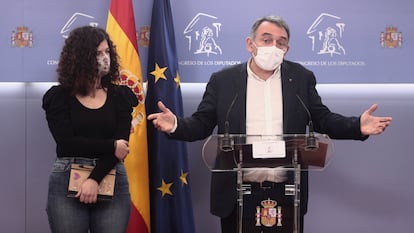 Los diputados de Unidas Podemos Sofía Castañón y Enrique Santiago en una comparecencia ante los medios el pasado miércoles.