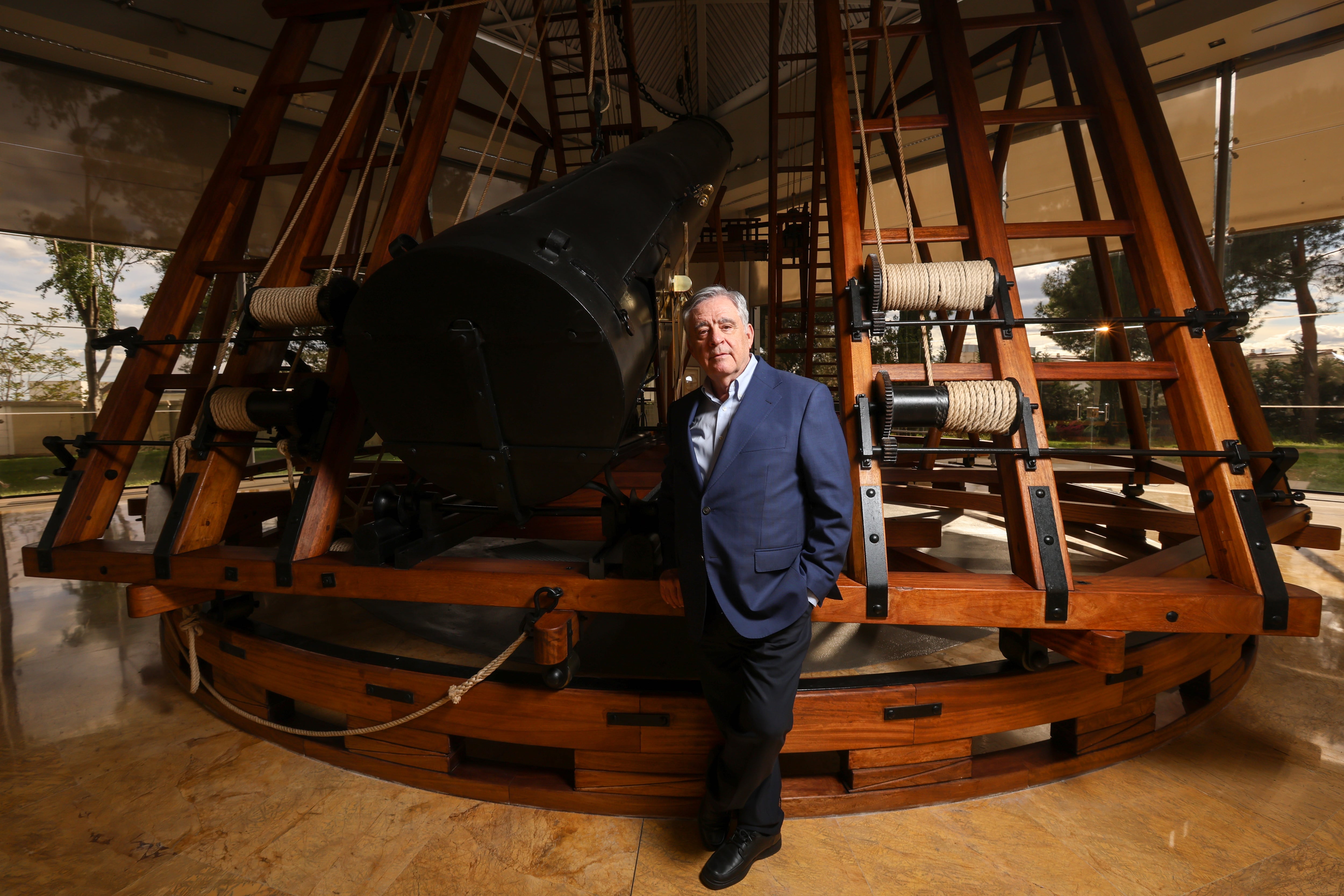 Bachiller, junto a la reproduccion del telescopio Herschel considerado el mejor del mundo en el siglo XIX, en el Real Observatorio de Madrid. 