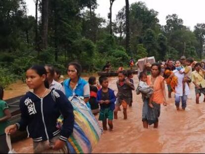 Las autoridades intentan evacuar a los habitantes del distrito de San Sai por el aumento del nivel del agua