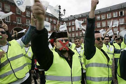 Bajo una fina lluvia, los manifestantes han pedido al PSOE la supresión de la jurisdicción militar para los agentes, su equiparación con cuerpos policiales y que se les garanticen plenos derechos sindicales y laborales, de manera que dejen de ser "ciudadanos de segunda".