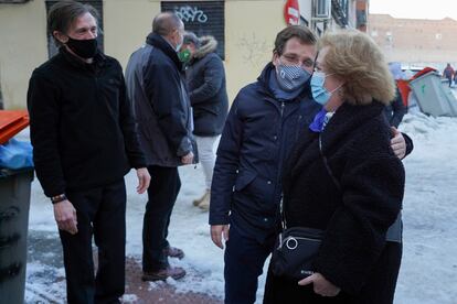 Almeida conversa con Javier, del restaurante Casa Eladio, y Herminia una vecina votante de Carmena.