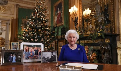 La reina Isabel II, en su mensaje de Navidad grabado en el castillo de Windsor. 