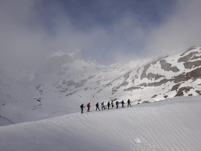 Un grupo de montañeros con raquetas de nieve en la comarca cántabra de Liébana en una ruta organizada por El Portal de Picos.