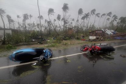Dos motocicletas son arrastradas por los vientos del ciclón Fani, en un calle de la localidad india de Puri, este viernes.