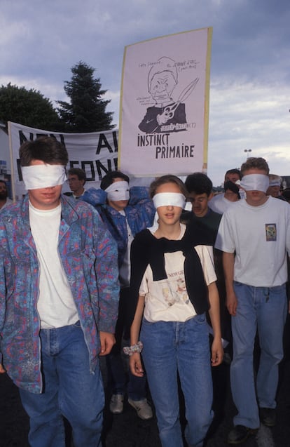 Manifestantes contra la censura de 'Instinto Básico' en Herbiers, Francia, en 1992.