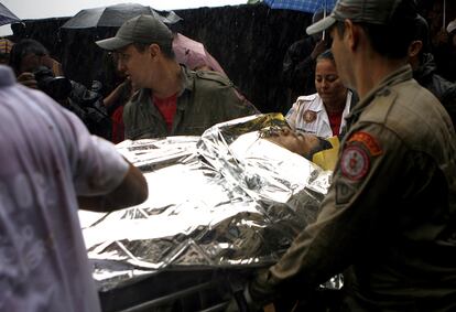 Bomberos brasileños rescatan a un sobreviviente de un deslizamiento de tierra , el  6 de abril de 2010.