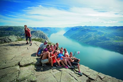 'Selfie' colectivo en la roca de Preikestolen, el púlpito, en el fiordo de Lyse (Noruega).