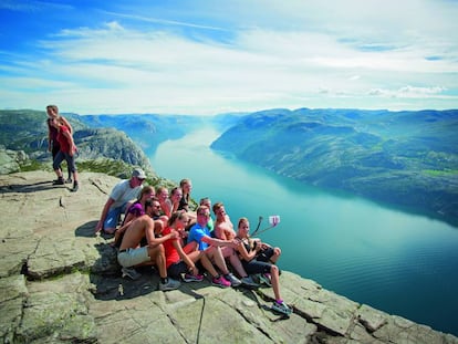 &#039;Selfie&#039; colectivo en la roca de Preikestolen, el p&uacute;lpito, en el fiordo de Lyse (Noruega).