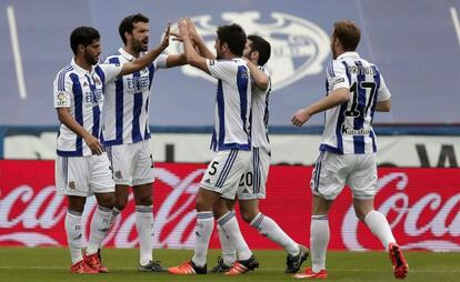 Los jugadores de la Real celebrar el primer gol del equipo, firmado por Vela.