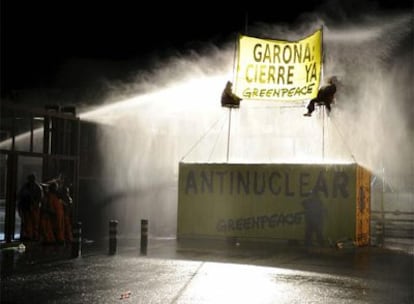 Protesta de activistas de Greenpeace en Garoña