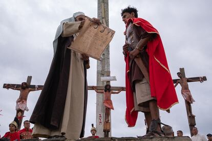 Dos actores sentencian a Jesús a morir en la cruz, durante la interpretación de la Pasión de Cristo en Petare (Venezuela). 