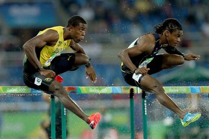 Andrew Riley y Eddie Lovett compiten en la prueba de 110 metro vallas.