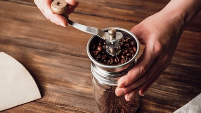 Molinillo triturando café sobre una mesa