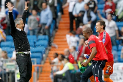 El entrenador del Sporting de Gijón Manuel Preciado celebra con sus jugadores Gregory Arnolin y Raúl Domínguez la victoria de su equipo ante el Real Madrid.