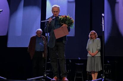 El escritor y periodista Maciej Zaremba Bielawsk tras recibir su premio.