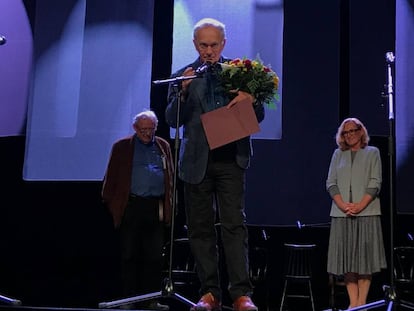 El escritor y periodista Maciej Zaremba Bielawsk tras recibir su premio.