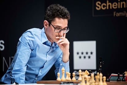 Fabiano Caruana, durante su partida contra Niepómniashi este lunes, en el Palacio de Santoña de Madrid