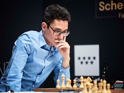 Fabiano Caruana, durante su partida contra Niepómniashi este lunes, en el Palacio de Santoña de Madrid