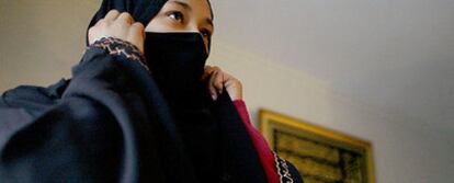 Una joven musulmana de Lyon se coloca el velo.