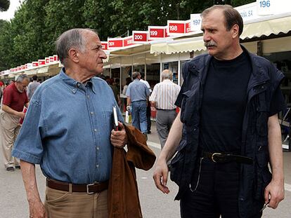 Juan Goytisolo (a la izquierda) y Dževad Karahasan, ayer en el paseo de Coches del Retiro.