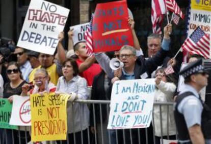 Protesta en Chicago frente a un restaurante en el que iba a hablar Trump, el día 29.